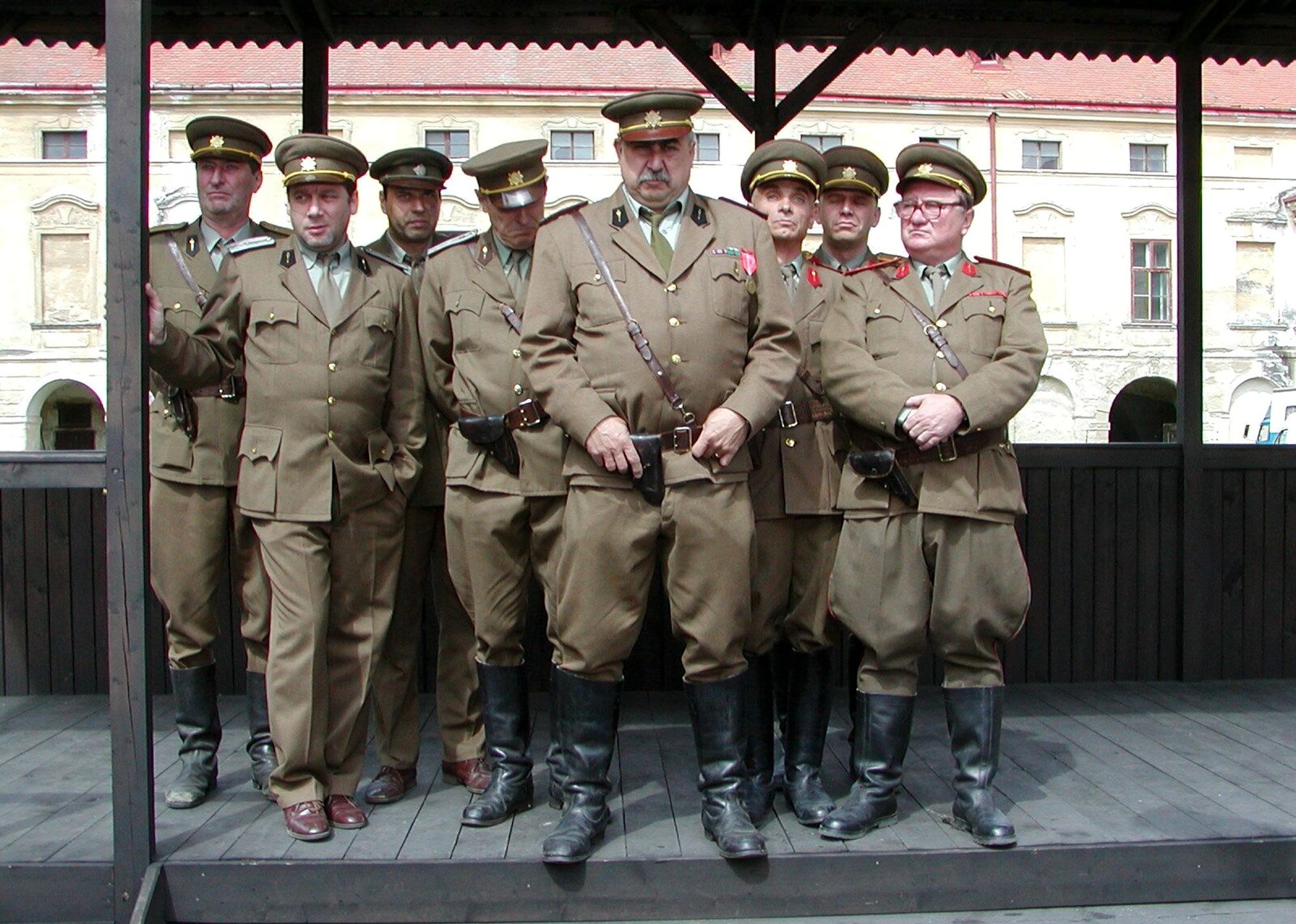 Na snímke počas natáčania seriálu Čierni baróni Bolek Polívka /na snímke vľavo v pozadí/, Oldřich Kaiser /tretí sprava/, Karel Heřmánek, Slávek Jandák /vpravo/, Petr Nárožný, Tomáš Töpfer /druhý zľava/, Radek Holub, Lukáš Vaculík, Pavel Liška či Karol Csino.