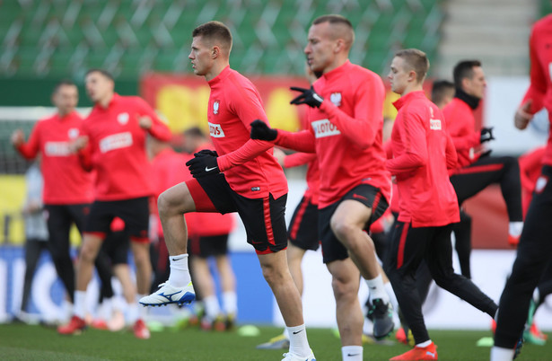 Damian Szymański (C) podczas treningu piłkarskiej reprezentacji Polski przed inauguracyjnym meczem eliminacji mistrzostw Europy 2020 z Austrią.