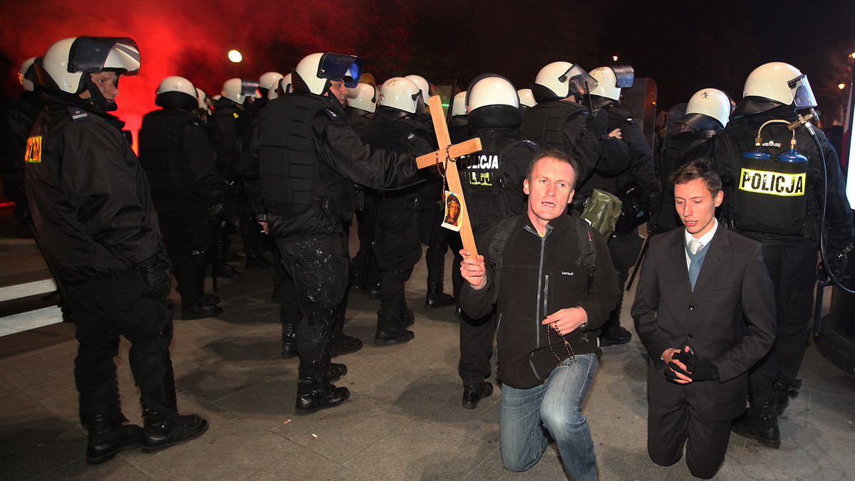 Po tym jak zakończyła się pierwsza seria starć, podczas obchodów Święta Niepodległości na Placu Konstytucji w Warszawie, do kolejnych zamieszek doszło na Placu na Rozdrożu, na którym zakończył się Marsz Niepodległości, gdzie został też rozwiązany. Na Placu została jednak grupa zamaskowanych osób rzucająca w policję kostką brukową. Policja odpowiedziała armatkami wodnymi. W trakcie zamieszek podpalono wóz transmisyjny TVN 24, a także zniszczono wóz Polskiego Radia. W sumie rannych zostało jak na razie 21 osób. Obecnie trwa podliczanie strat, a policja wyłapuje wszystkie osoby, które dopuściły się przestępczych działań w ciągu całego dnia. Do tej pory zatrzymano ponad 200 osób, a 12 funkcjonariuszy zostało rannych.