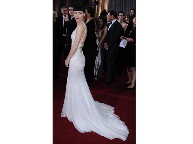 Rooney Mara, tym razem bez tatuażu, za to w bliskiej ciału białej sukni