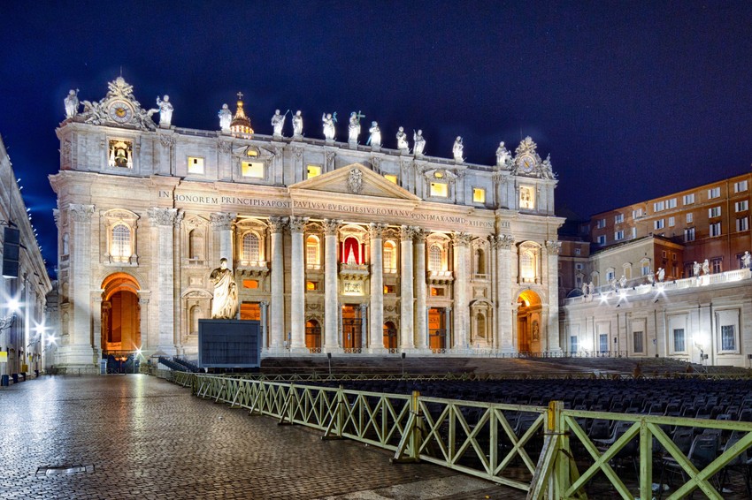 Plata kardinala je oko 5.000 evra, dok se sveštenička kreće se od 1.500 evra do 2.500