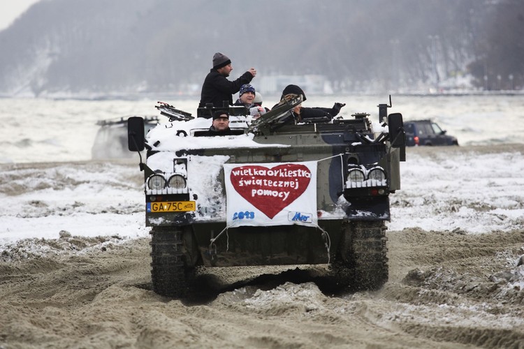 FINAL WOSP WIELKIEJ ORKIESTRY SWIATECZNEJ POMOCY NA PLAZY W GDYNI WSROD ATRAKCJI BYLY PRZEJAZDZKI CZOLGIEM I TRASPORTEREM OPANCERZONYM PO PLAZY