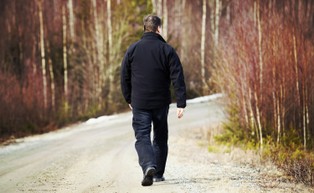 Spacery i chodzenie po schodach to idealne treningi dla ozdrowieńców