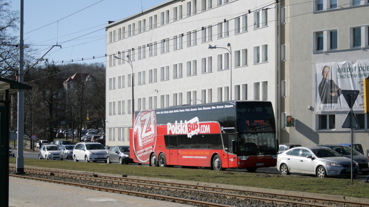 PolskiBus.com zwiększy liczbę połączeń na trasie między Gdańskiem a Wrocławiem. Od 10 kwietnia autobusami linii P13 jeździć będzie można sześć razy dziennie. Pierwszy autobus do Wrocławia odjedzie z Dworca PKS w Gdańsku o godzinie 5:45, a ostatni o 23:45.