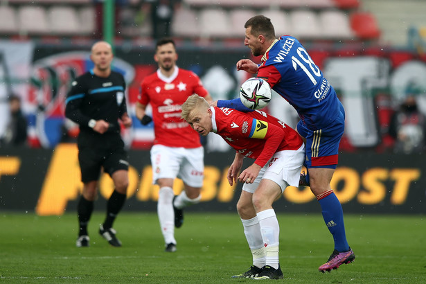 Zawodnik Wisły Kraków Michał Frydrych (2P) i Kamil Wilczek (P) z Piasta Gliwice podczas meczu 27. kolejki piłkarskiej Ekstraklasy