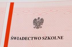 Czerwony pasek na świadectwie. Dobre oceny nie zawsze wystarczą