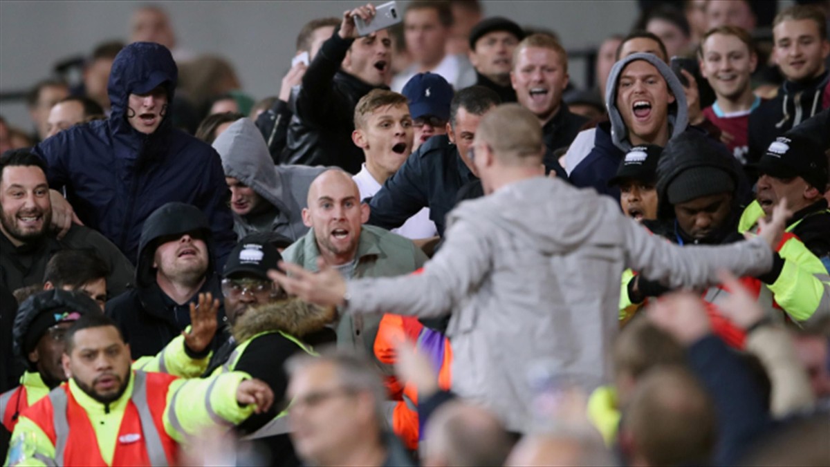 Na nowym stadionie West Hamu oglądaliśmy w środę sceny jakby żywcem ściągnięte z filmu "football factory". Podczas meczu Pucharu Ligi Angielskiej starli się fani gospodarzy ze znienawidzonymi kibicami Chelsea. Zatrzymano siedem osób.