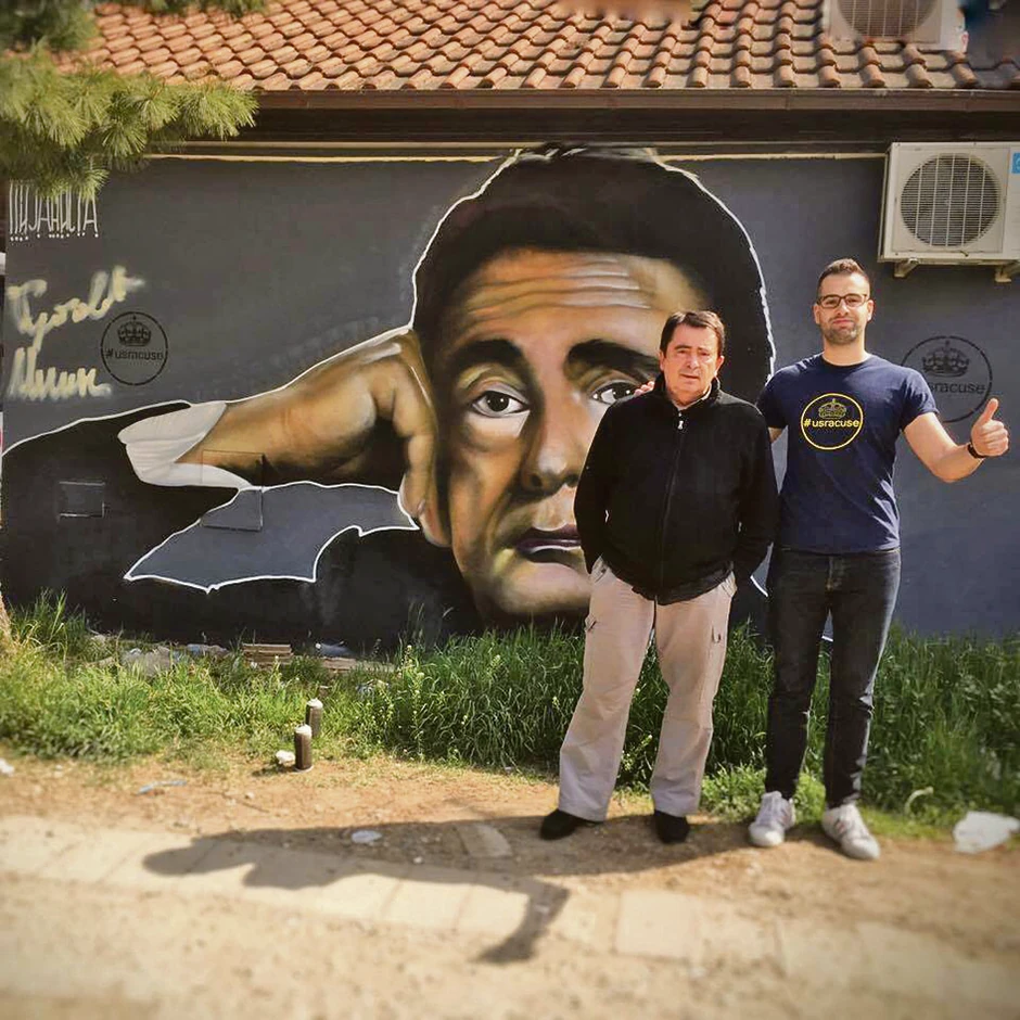 Lane Gutović pored svog murala