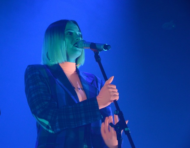 Natalia Nykiel podczas koncertu w klubie Stodoła. Warszaw, 28 listopada 2019