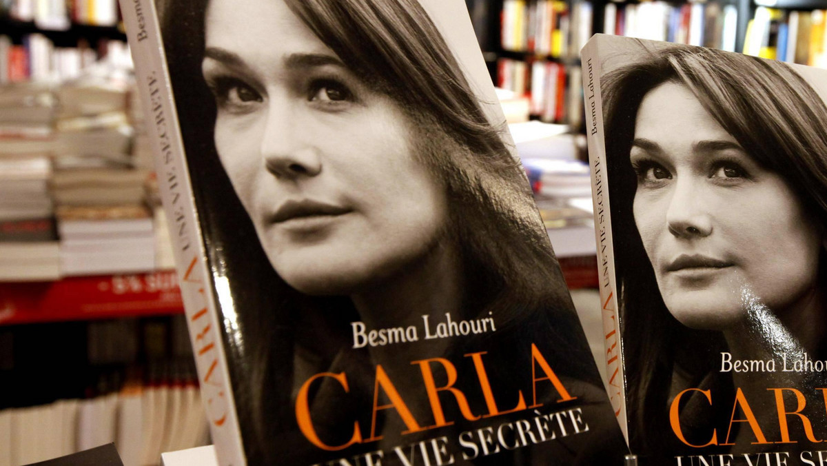 Dwie biografie francuskiej Pierwszej Damy - Carli Bruni-Sarkozy - znalazły się w niecałe dwa tygodnie po ukazaniu się w księgarniach w pierwszej dziesiątce bestsellerów we Francji.