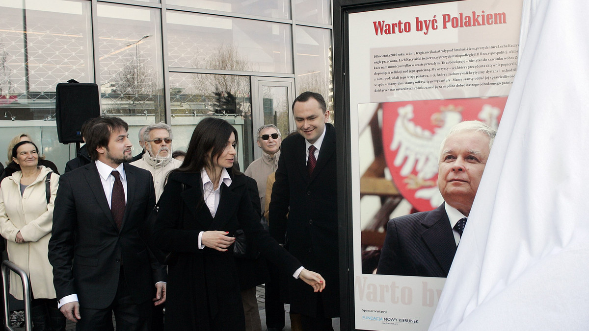 Osobisty fotograf prezydenta Lecha Kaczyńskiego przygotował wystawę zdjęć przedstawiających głowę państwa pt. "Warto być Polakiem", która jeździ po Polsce. W Wieluniu ktoś jednak częściowo zniszczył wystawę.