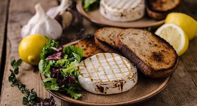 Camembert z grilla — rozpływający się ser francuski z pysznymi dodatkami