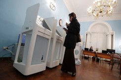 Podpalenia, wlewanie płynów do urn. Niespokojnie podczas wyborów prezydenckich w Rosji