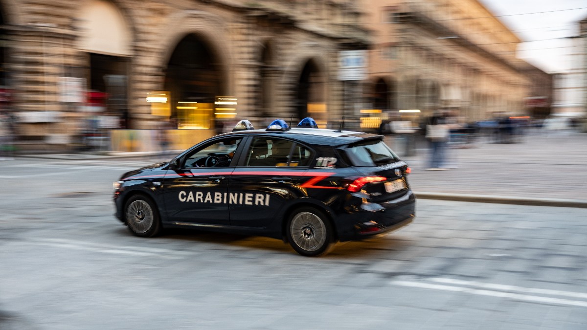 Un român a jefuit o pensionară de 2.000 de euro, folosind un ziar, la un bancomat din Italia