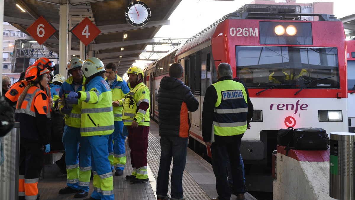 Podmiejski pociąg hiszpańskich kolei Cercanias Renfe wjechał dziś w zaporę na końcu torów na stacji Alcala de Henares pod Madrytem. Rannych zostało 45 osób, w tym cztery poważnie - podały służby ratownicze madryckiej gminy.