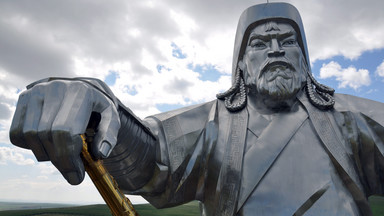 Mongolia - wielki pomnik Dżyngis-chana