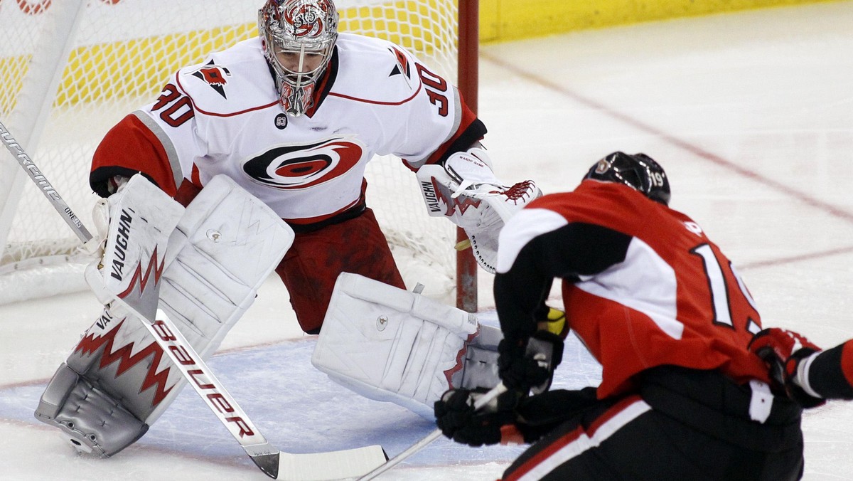 Niecodziennym wyczynem popisał się bramkarz Carolina Hurricanes, Cam Ward. W ostatniej minucie meczu Huraganów przeciwko New Jersey Devils, Ward jako ostatni ze swojej ekipy dotknął krążka przed tym jak ten wylądował w pustej bramce Diabłów.