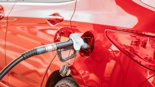 Benzyna + 8,09 zł, olej napędowy + 17,45 zł, LPG + 9,88 zł. Nowe, wyższe stawki opłaty paliwowej od 1 stycznia 2026 r.