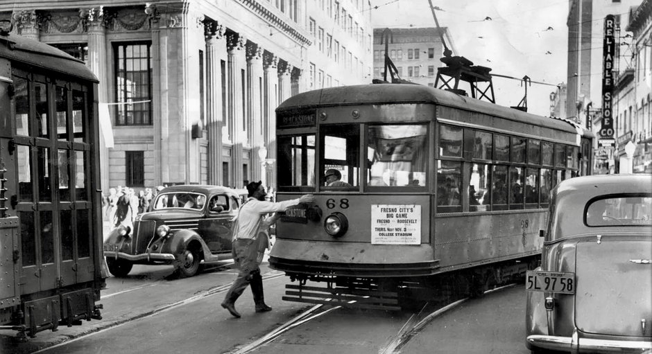 Tramwaj firmy Fresno Traction Company w korku, w 1938 r.