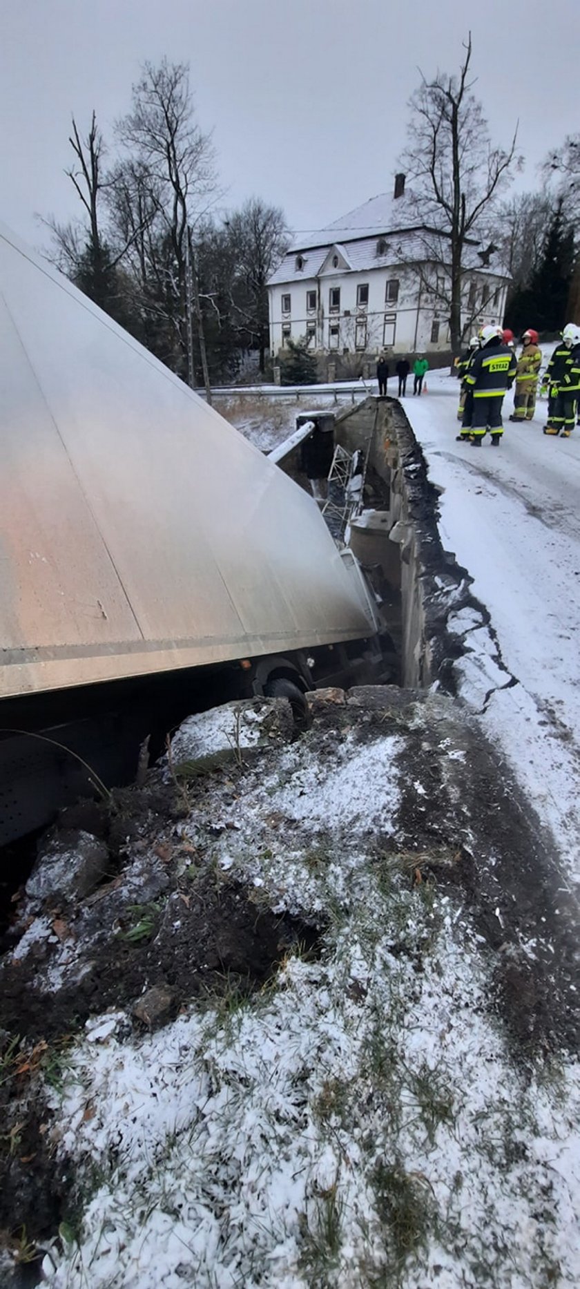 Tir wpadł do rzeki i uszkodził wodociąg. Mieszkańcy zostali bez wody