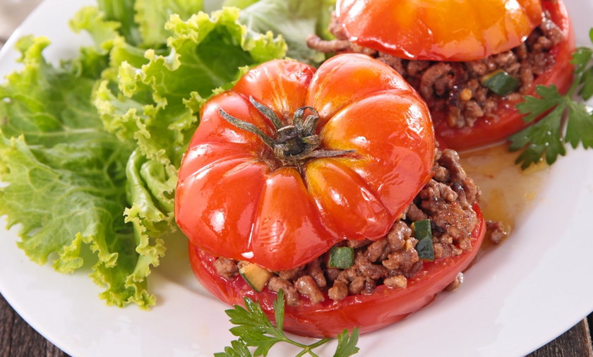 Pomidory faszerowane to dobry pomysł na obiad