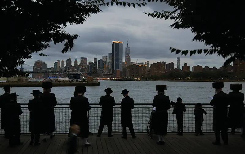 Symboliczne pozbycie się grzechów w czasie Rosz Haszana, żydowskiego nowego roku, Williamsburg, Nowy Jork, USA