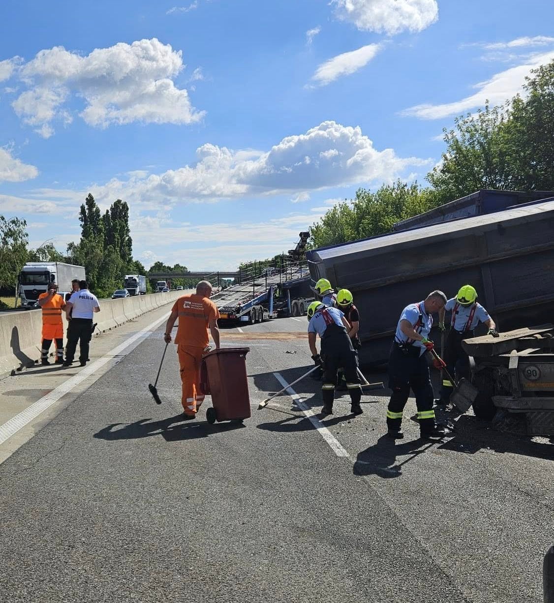 Na diaľnici D1 v smere z Bratislavy do Trnavy došlo k nehode dvoch kamiónov. 