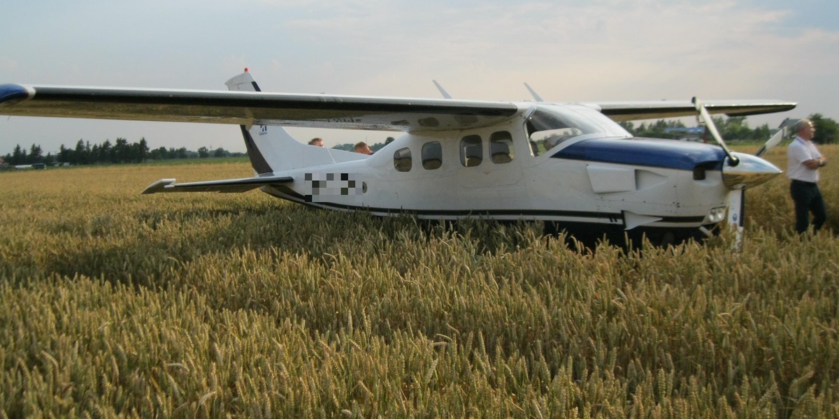 Awaryjne lądowanie samolotu cessna z Czech na polu pod Brzezinami