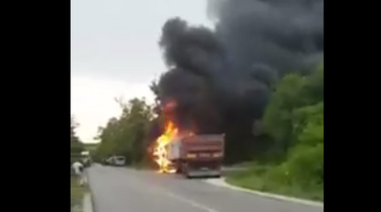 Óriási füsttel égett a teherszállító autó