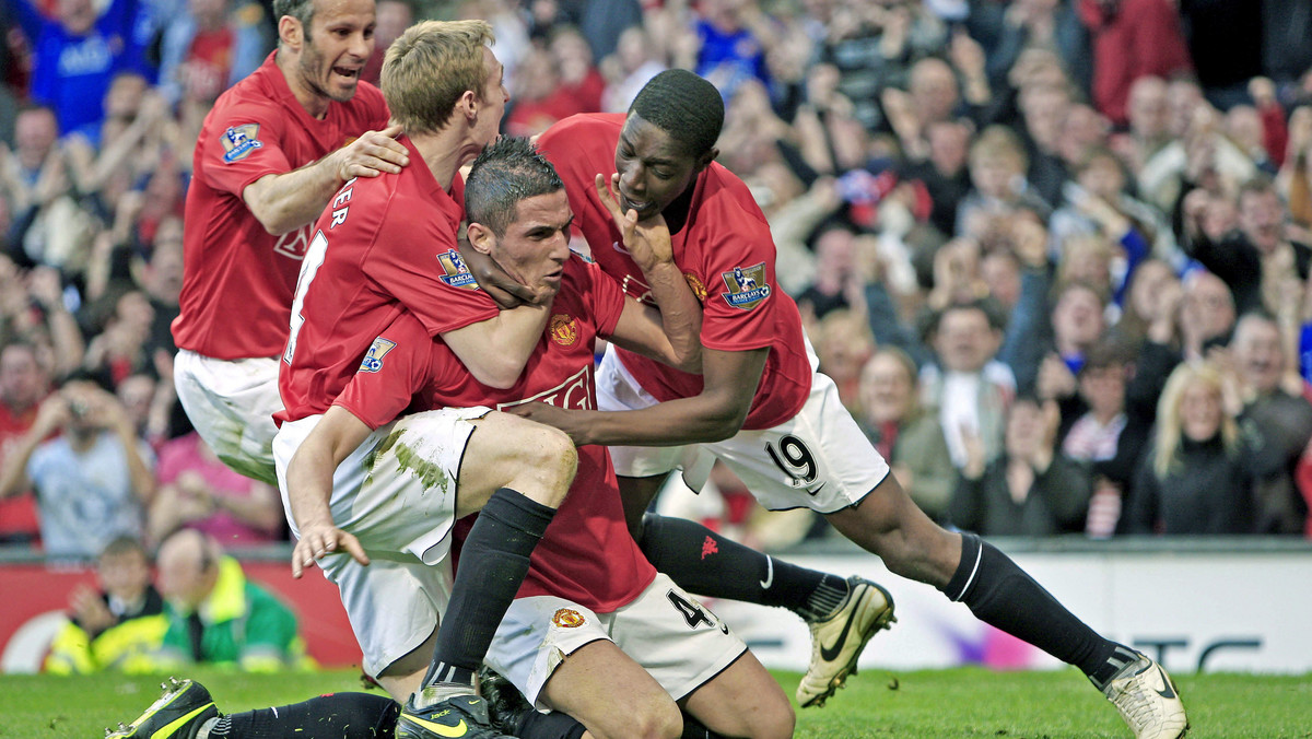 W meczu 31. kolejki Premiership Manchester United wygrał 3:2 z Aston Villą. Gola na wagę trzech punktów zdobył w doliczonym czasie gry rezerwowy 17-letni Włoch Federico Macheda.