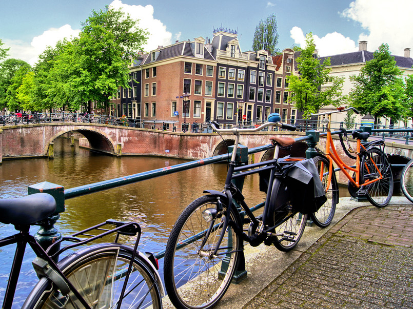 AmsterdamTo najbardziej przyjazna rowerom stolica Europy. Łączna długość ścieżek rowerowych to 400 km. Ta najbardziej turystyczna liczy 42 km i zaczyna się przed dawnym browarem Heinekena, a kończy w okolicach Ratusza i Opery.