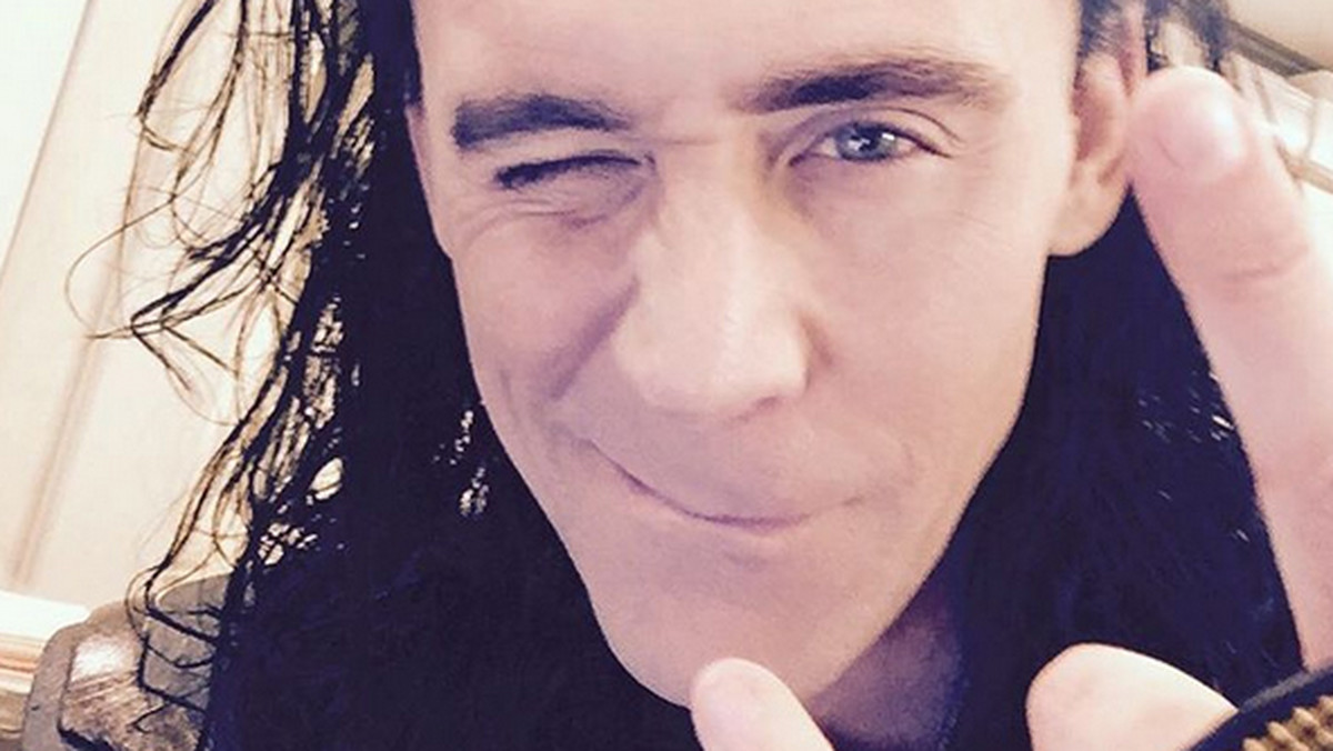 Tom Hiddleston wrzucił na swojego Instagrama pierwsze zdjęcie z planu filmu "Thor: Ragnarok", w którym powraca do roli Lokiego.