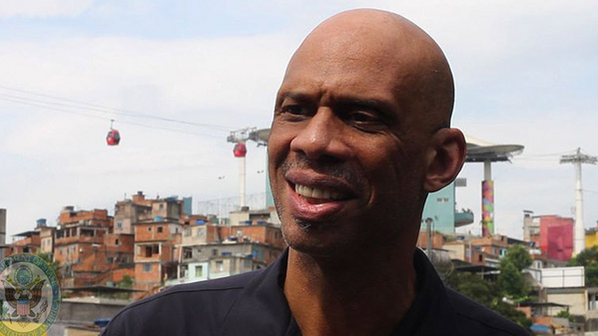 Kareem Abdul-Jabbar, były koszykarz i najlepszy strzelec w historii NBA, sześciokrotny zwycięzca mistrzostw NBA związany przez lata z drużyną Los Angeles Lakers napisał powieść o Mycrofcie Holmesie, starszym bracie słynnego angielskiego detektywa.