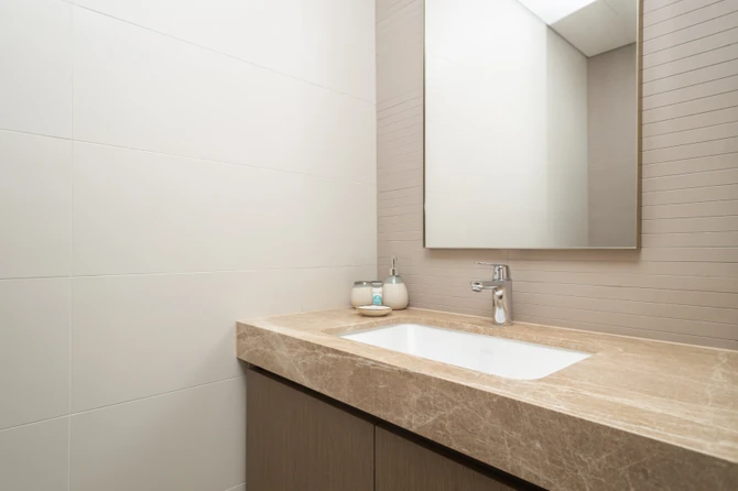 Mrlje i tragovi na ogledalu ostaju zbog hemijskih sredstava, viška vlage i nepravilne tehnike brisanja