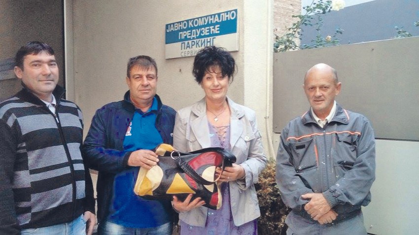 Drama sa srećnim krajem: Zorica Ilić sa tašnom i poštenim nalazačima iz Parking servisa