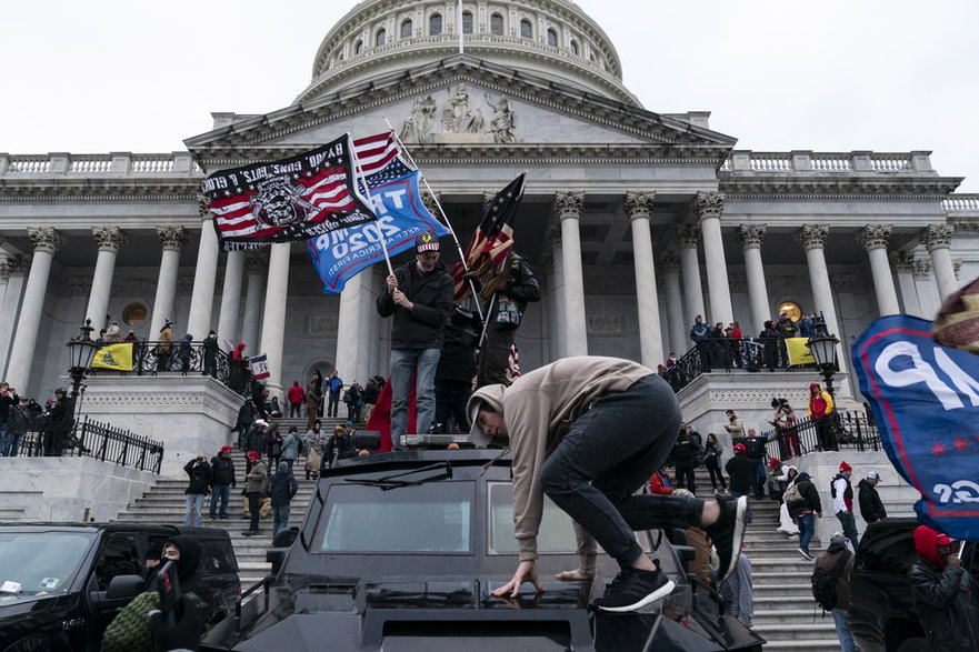 Zwolennicy prezydenta USA Donalda Trumpa protestują przed Kapitolem 6 stycznia 2021 r. w Waszyngtonie. Demonstranci naruszyli ochronę i weszli na Kapitol, gdy trwały obrady obu izb Kongresu w celu potwierdzenia zwycięstwa Joego Bidena w wyborach prezydenckich w 2020 r.