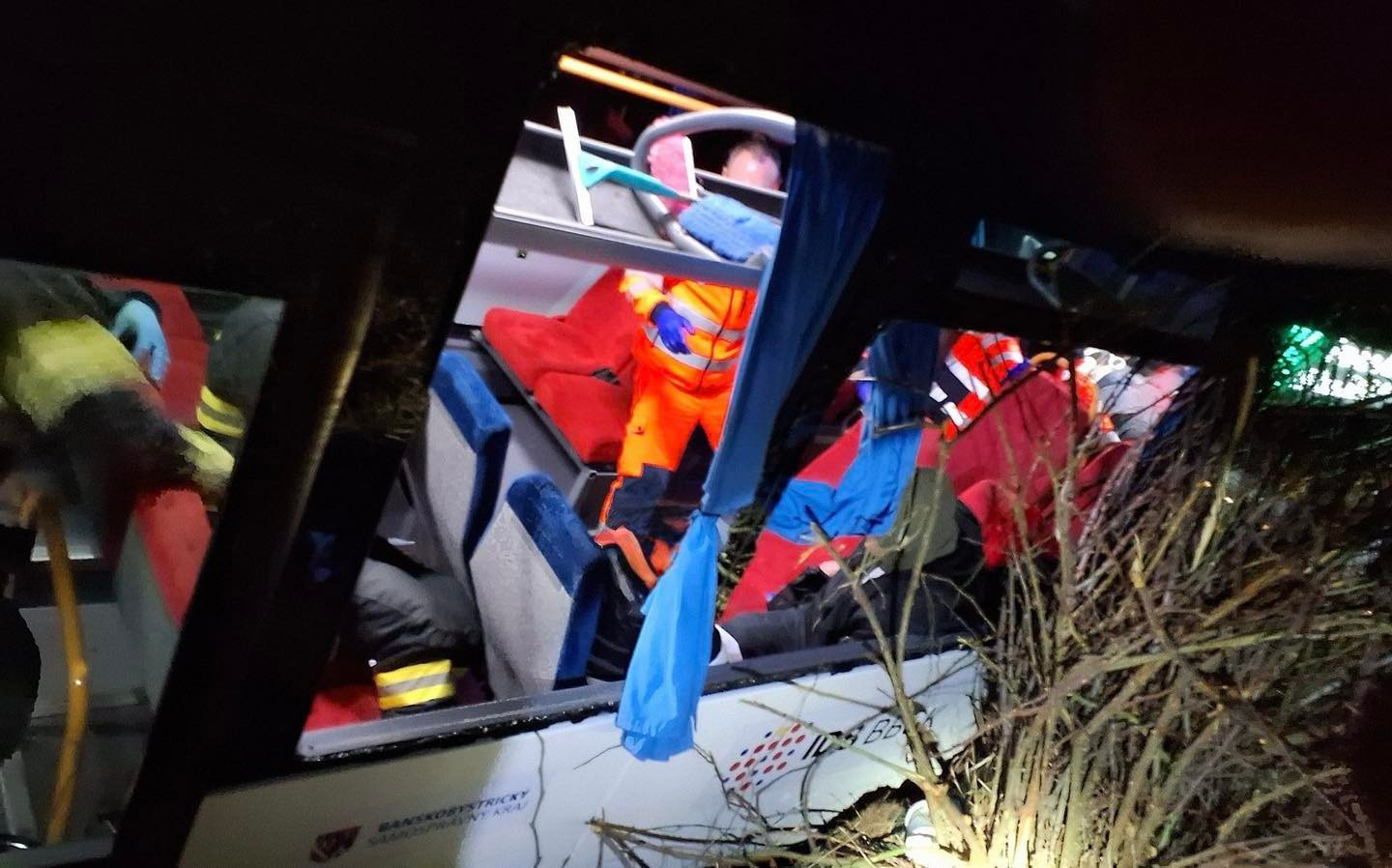 V okrese Lučenec zišiel z cesty autobus, skončil v priekope.