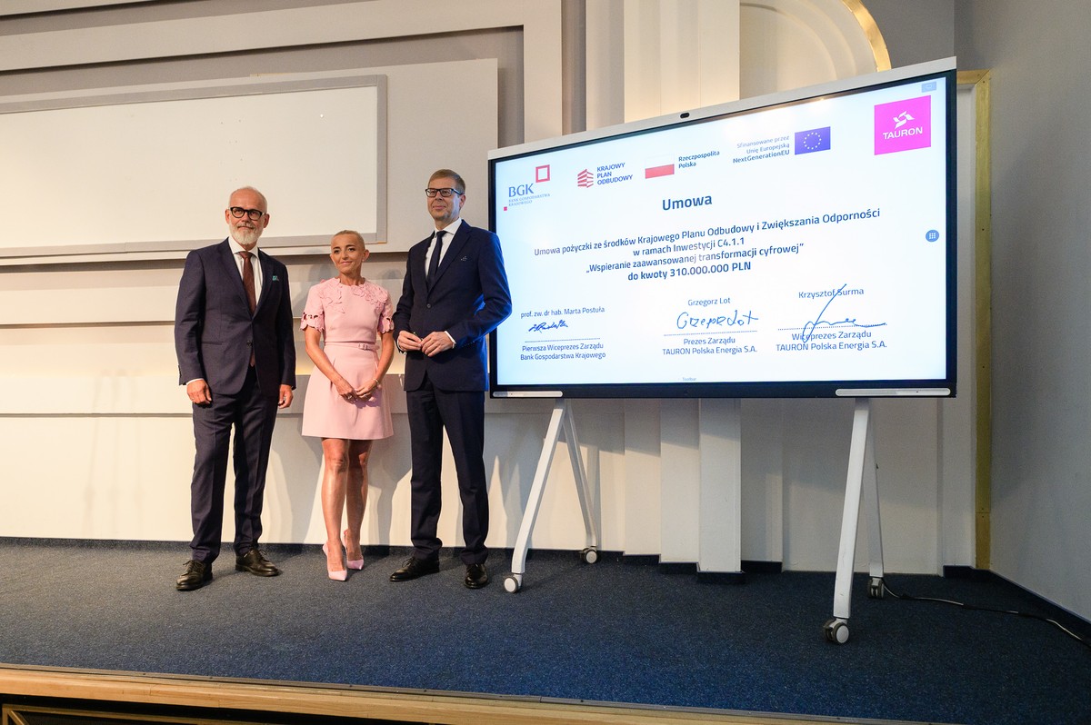 Podpisanie umowy Tauron-BGK. Od lewej prezes Tauronu Grzegorz Lot, prezes BGK Marta Postuła i wiceprezes Tauronu Krzysztof Surma