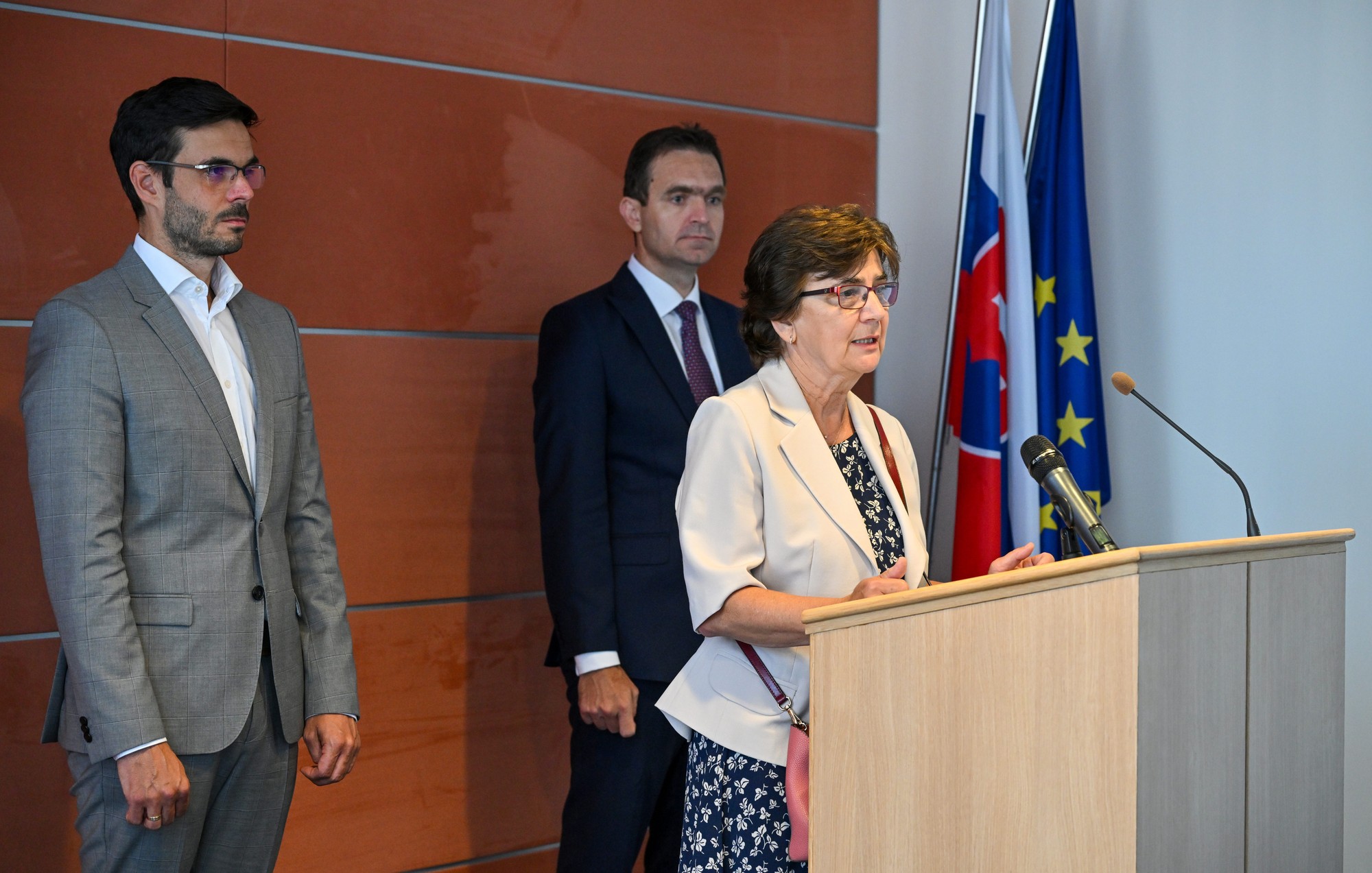 Zľava štátny tajomník ministerstva vnútra SR Tomáš Oparty, dočasný predseda vlády odborníkov SR poverený riadením ministerstva vnútra SR Ľudovít Ódor, riaditeľka odboru volieb a referenda sekcie verejnej správy ministerstva vnútra SR Eva Chmelová
