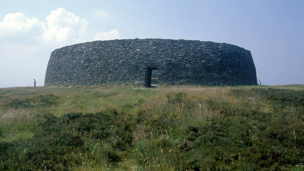 Grupa 40 wandali zdewastowała prehistoryczny fort Grianan of Aileach w pobliżu miejscowości Burt, w hrabstwie Donegal w Irlandii. Jak podaje The Irish Examiner, chuligani obrzucili turystów niewybrednymi obelgami, rzucali kamieniami wyrwanymi z muru i załatwiali swoje potrzeby fizjologiczne.