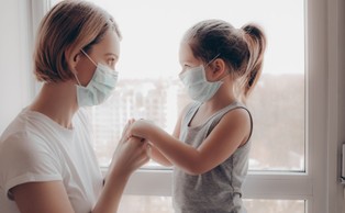 Powstała bawełna, która dezynfekuje się na słońcu. To doskonały materiał na maseczki