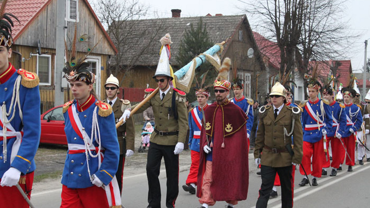 "Turki", czyli straż przy grobie Chrystusa, to zapomniana w Polsce, ale nadal szeroko praktykowana na Podkarpaciu tradycja wielkanocna. W wielu miejscowościach regionu zwyczaj ten przetrwał w swojej pierwotnej formie i jest kultywowany.