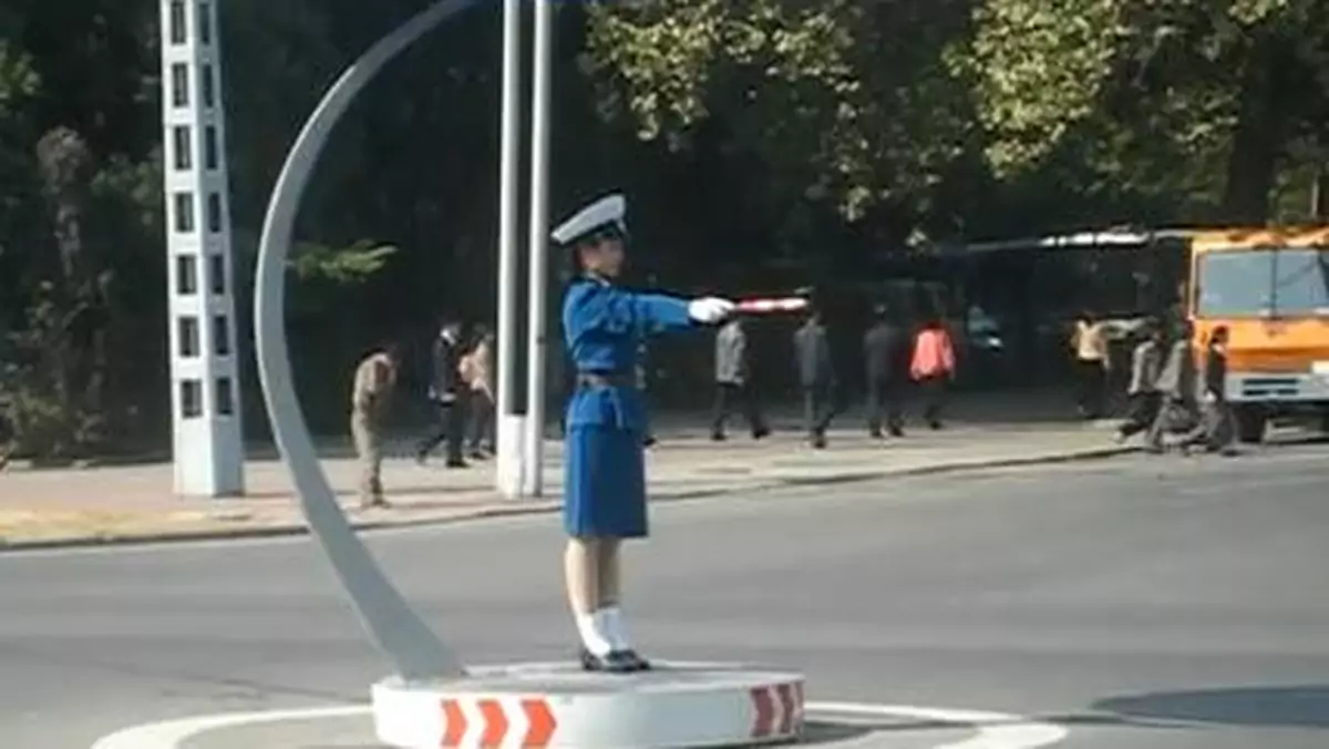 Policjantka z Korei Północnej zachowuje się jak robot