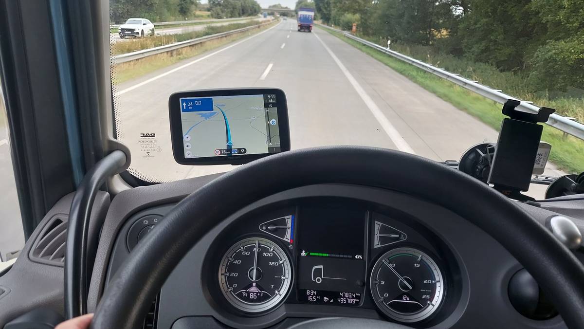 TomTom GO Expert 7. Jak prowadzi nawigacja dla ciężarówek? To sprzęt w
