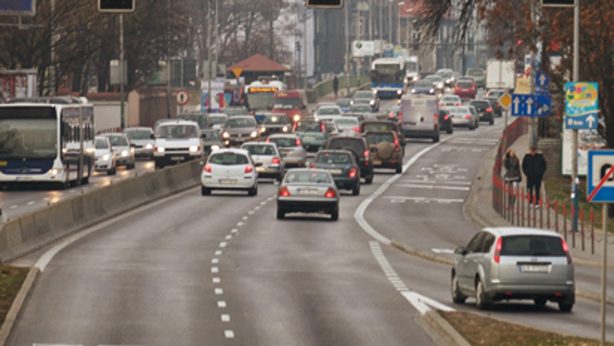 Kierowcy muszą liczyć się z utrudnieniami na ulicach Grunwaldzkiej i Żytniej. Przez dwa tygodnie drogowcy będą budować przelotki między jezdniami tych ulic, tymczasową zatokę autobusową i pas ruchu. Wszystko jest związane z budową Węzła Żytnia - podaje Radio Kielce.