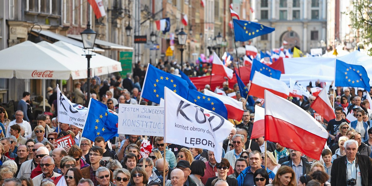 Walka dwóch obozów politycznych ma kolejny zły wymiar. Ekonomiczny