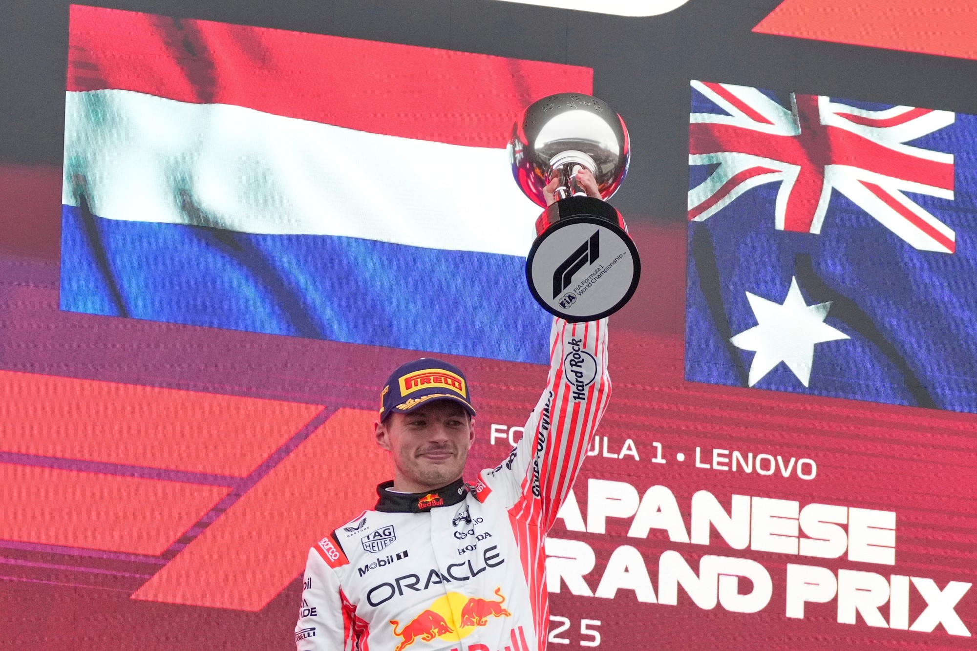 Jazdec Red Bullu Max Verstappen sa raduje z výhry na VC Japonska.