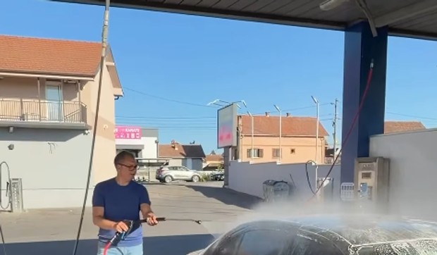 Vučić pere automobil 