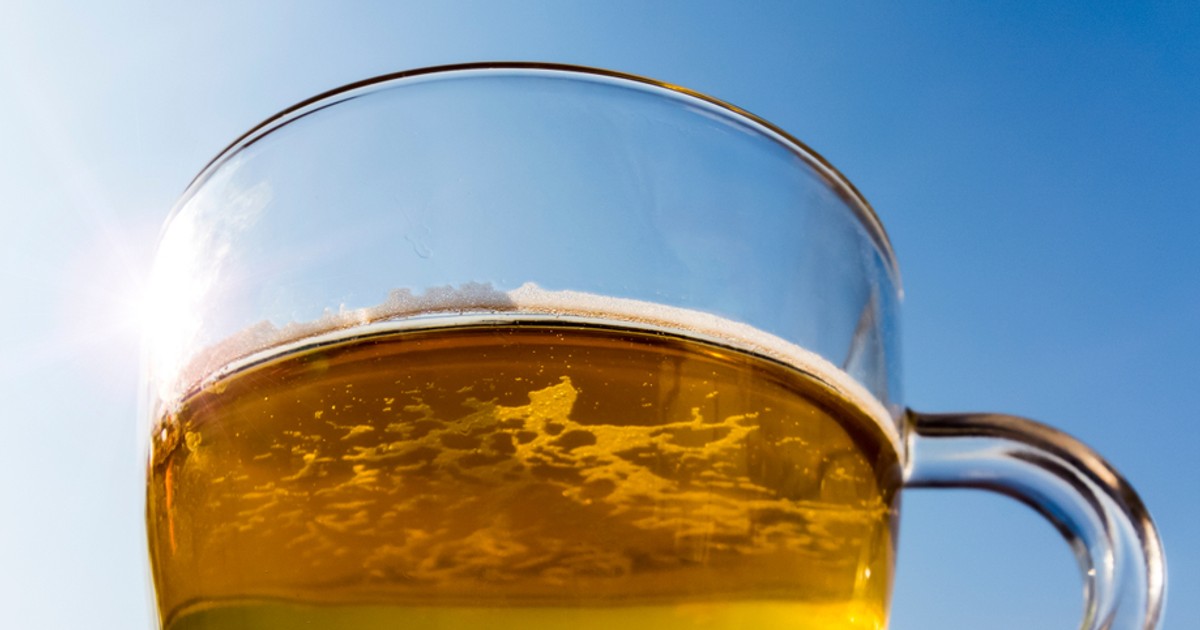 Co się dzieje, gdy pijesz alkohol w upał? W tych godzinach daruj sobie piwo i drinki