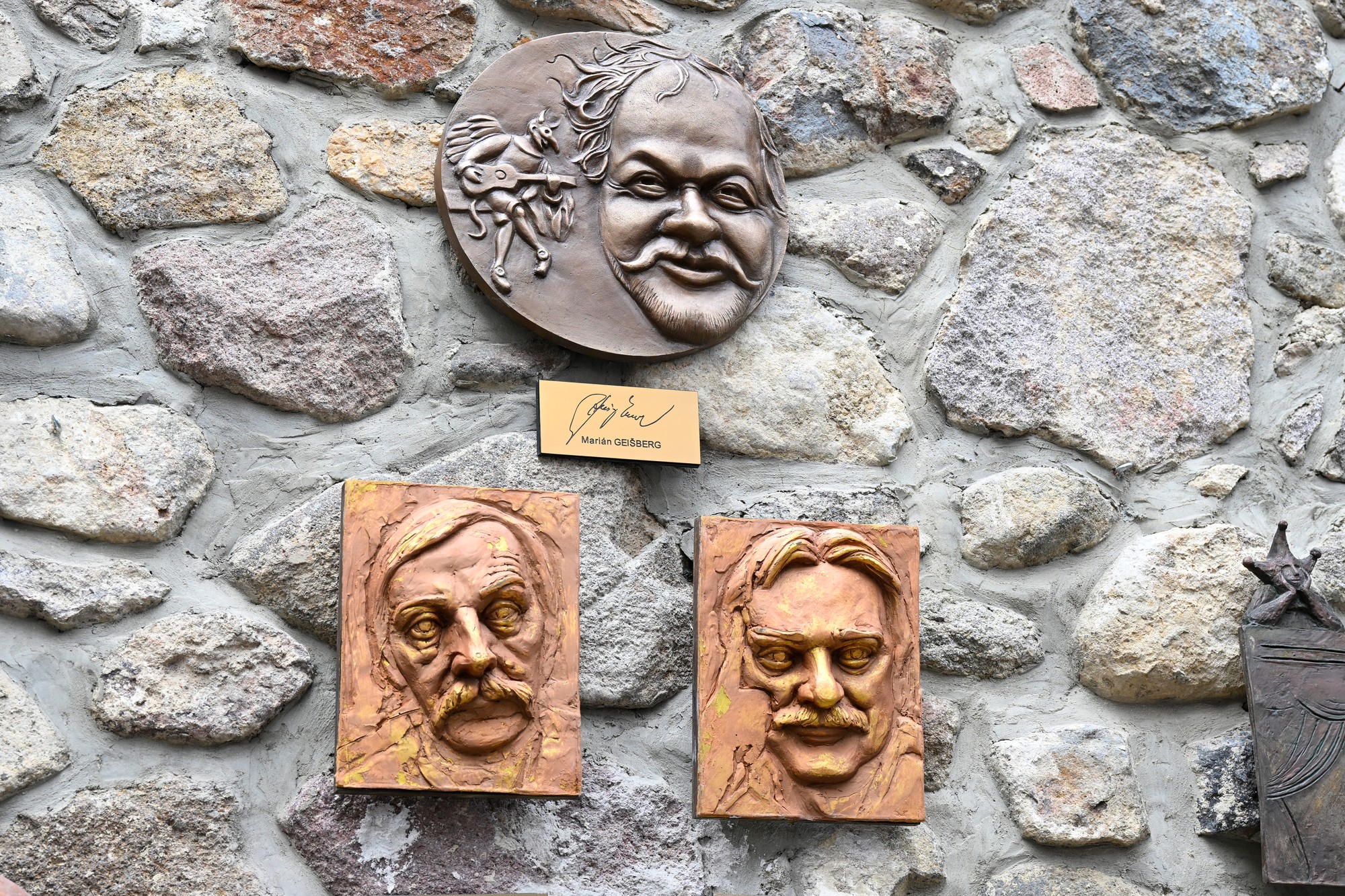 V Uličke slávnych nosov slávnostne odhalili reliéf Mariána Geišberga.